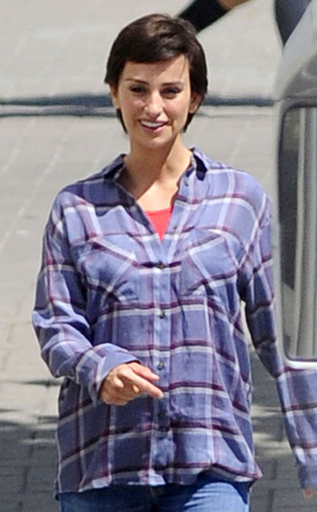 Penelope Cruz Actress Sports Super Short Hair On Set E News Uk